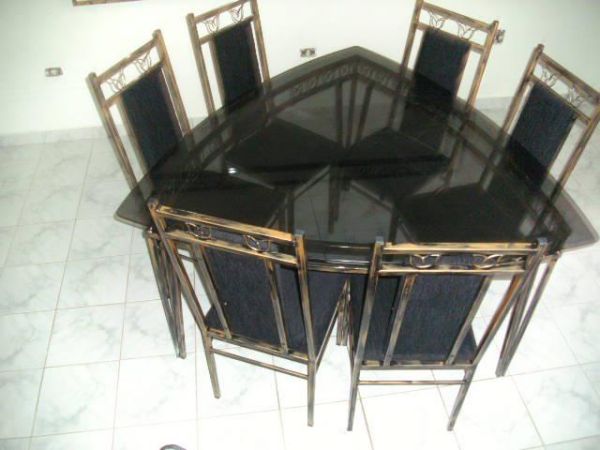 mesa triangular com 6 cadeiras