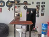 bar com tampo de madeira