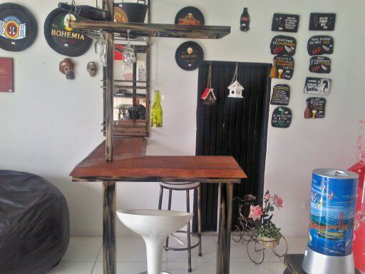 bar com tampo de madeira